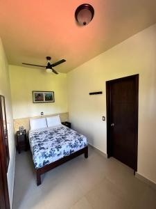 Schlafzimmer mit einem Bett und einem Deckenventilator in der Unterkunft Casa Koru in Palenque