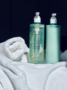 two bottles of detergent and a pile of towels at Le Nid Douillet CENTRE VILLE in Decize +8 photos
