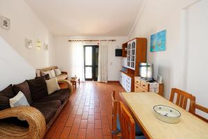 ラゴスにあるBelavista Torraltinha Flatのソファとテーブルのあるリビングルーム