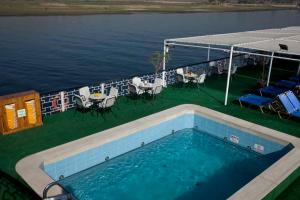 ルクソールにあるIberotel Helio Nile Cruise - Every Monday from Luxor for 07 & 04 Nights - Every Friday From Aswan for 03 Nightsのクルーズ船のデッキ上のスイミングプール