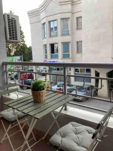 un banc sur un balcon avec une plante sur celui-ci dans l'établissement Calvin Apartment 9, à Ohrid