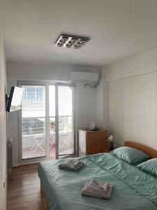 - une chambre avec un lit et 2 serviettes dans l'établissement Calvin Apartment 9, à Ohrid