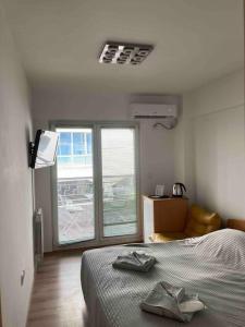 - une chambre avec un lit et 2 serviettes dans l'établissement Calvin Apartment 9, à Ohrid