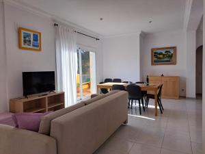 Телевизор и/или развлекательный центр в PuntBlanc Residences