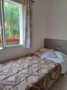 サン・エルムにあるPuntBlanc Residencesのベッドルーム(ベッド1台、窓付)