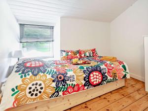 a bedroom with a bed with a colorful comforter at 2 Bed in Bridlington 13mls W 93141 in Butterwick