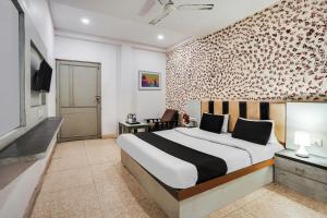 فندق كريستال في أحمد آباد: غرفة نوم بسرير كبير وتلفزيون