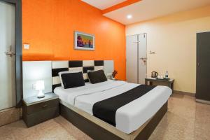 Postel nebo postele na pokoji v ubytování Hotel O Crystal