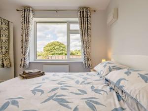 Schlafzimmer mit einem Bett und einem Fenster in der Unterkunft 2 Bed in Mablethorpe 93143 in Trusthorpe