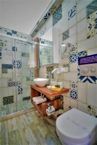 アラカティにあるMicel Otel Alacatiのバスルーム(トイレ、洗面台付)