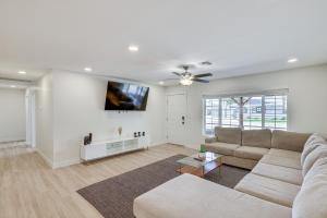 - un salon avec un canapé et une télévision dans l'établissement Scottsdale Rental with Game Room about 3 Mi to Old Town!, à Scottsdale