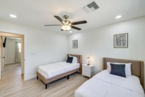 - une chambre avec 2 lits et un ventilateur de plafond dans l'établissement Scottsdale Rental with Game Room about 3 Mi to Old Town!, à Scottsdale