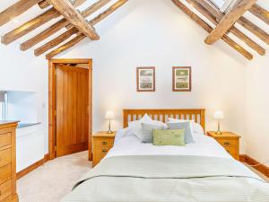 um quarto com uma cama grande e duas mesas de cabeceira em 5 Bed in Broughton-In-Furness 93178 em Broughton in Furness