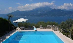 - une piscine avec vue sur l'eau dans l'établissement Beautiful villa with stunning lake view, à Torri del Benaco