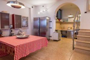 une cuisine avec une table et un chiffon de table rouge et blanc dans l'établissement Beautiful villa with stunning lake view, à Torri del Benaco