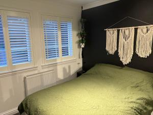 Een bed of bedden in een kamer bij Firbank House