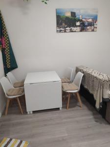 Habitación con mesa blanca y 2 sillas en Il mio piccolo angolo di mare en Viareggio