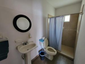 ein Badezimmer mit einem WC, einem Waschbecken und einem Spiegel in der Unterkunft Departamento EMPRESARIAL cerca de zona industrial in Chihuahua