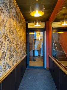 un couloir avec des murs colorés et un couloir avec une porte dans l'établissement Smart Appart Le Havre 97, au Havre