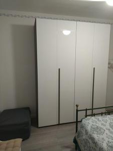 1 dormitorio con armarios blancos y 1 cama en Il mio piccolo angolo di mare en Viareggio