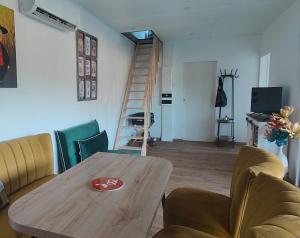 TV a/nebo společenská místnost v ubytování Aux Sons des Cloches - Chalet avec Jacuzzi, Sauna et vue panoramique + 8 fotografií