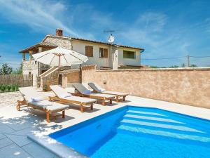 Bazén v ubytování Casa Piccola Barbici with pool in Porec, Istria nebo v jeho okolí