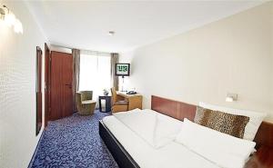 1 dormitorio con 1 cama blanca grande en una habitación en Top Hotel Krämer en Koblenz