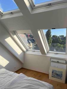 een slaapkamer met dakramen en een bed in een kamer bij Großzügiges Loft mit Klimaanlage und Dachterrasse in Wenen