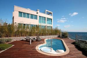 una casa con piscina frente a un edificio en Villa Arentz Residence - Front Sea Apartments, en Opatija