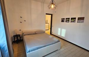 una piccola camera con un letto in una stanza di AK Homes, a due passi da Orio ad Azzano San Paolo