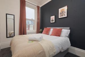 Легло или легла в стая в Large 4 bedroom flat, 5 mins to St James', parking