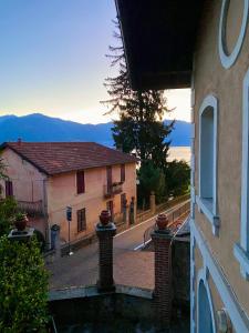 een huis met uitzicht op een straat en een weg bij Casa Calma in Pino Lago Maggiore