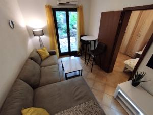 een woonkamer met een bank en een tafel bij Apartments Zezelj in Sveti Stefan