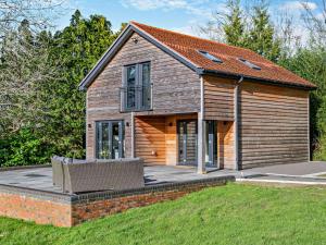 une petite maison en bois avec un toit dans l'établissement 3 Bed in Damerham 93357, à Damerham