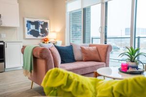 un soggiorno con divano e tavolo di Brand New! 2 Bedroom Luxury Condo a Chatham