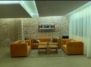 卡薩布蘭卡的住宿－Villa Bahia，客厅配有两张沙发和一张桌子