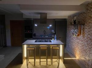 uma cozinha com um fogão e uma parede de tijolos em Villa Bahia em Casablanca