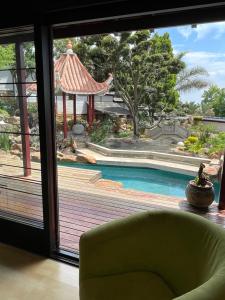 uma vista para uma piscina através de uma porta de vidro deslizante em Oasis On Lily Northcliff em Joanesburgo