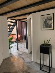 Habitación con pasillo con mesa y sofá en My exclusive cavour loft da sogno a cagliari en Cagliari