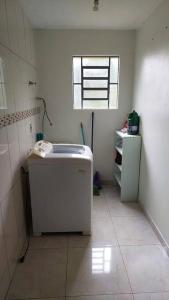 niewielka łazienka z wanną i oknem w obiekcie Recanto do Descanso w mieście Caxias do Sul
