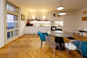eine Küche und ein Esszimmer mit einem Tisch und Stühlen in der Unterkunft Exclusive maisonette above the park in Prag