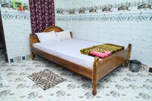 a bed in a room with at HOLIDAY INN in Konārka +84 photos