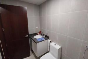 a bathroom with a toilet and a sink at Skyline Suites-Aventura de lujo in La Paz