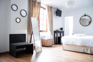 Postel nebo postele na pokoji v ubytování Hôtel Le Tivoli