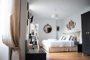 Postel nebo postele na pokoji v ubytování Hôtel Le Tivoli