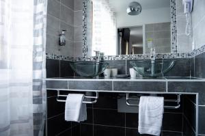 Koupelna v ubytování Hôtel Le Tivoli