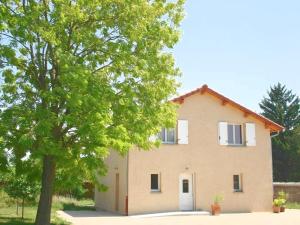 una casa con un árbol delante de ella en Chambre avec salle de bain privative comme à l'hôtel et "salon-cuisine" à partager avec les 4 autres locataires, en Saint-Maurice-de-Gourdans