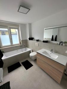 Et badeværelse på Hochwertige,geräumige 4-Zimmer-Whng an der Autobahn