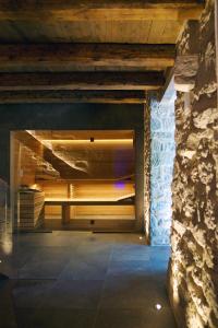 Cette grande chambre dispose d'un lit et d'un mur en pierre. dans l'établissement Monastero Sant'Alberico Relais, à Balze