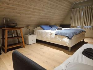מיטה או מיטות בחדר ב-Te Lande, vakantiehuis